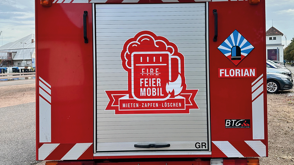 Rückansicht FEIERMOBIL | Mieten - Zapfen - Löschen